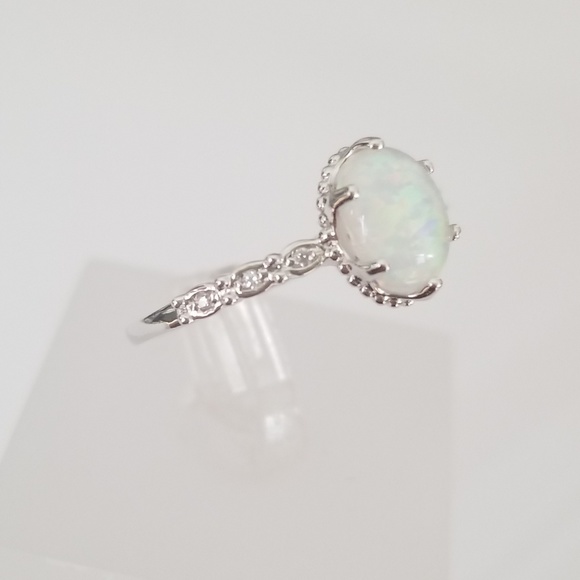 White Gold & Opal Ring - Picture 4 of 8